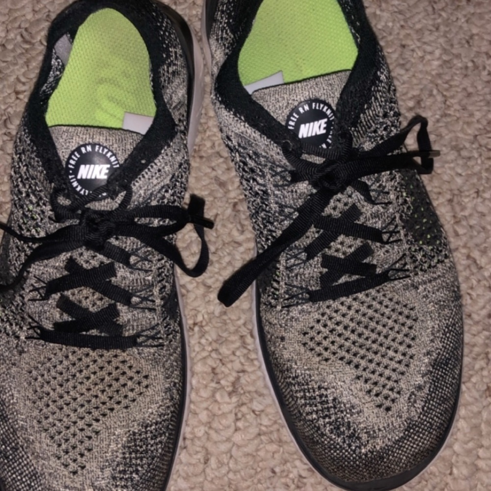 Women’s 9.5 Nike running shoes